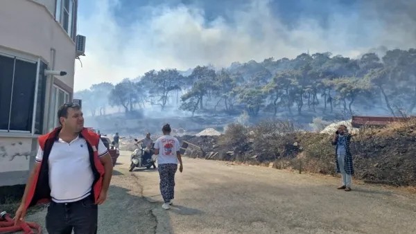 Edremit'te Korkutan Yangın! Dumanlar Yerleşim Alanlarına Kadar Yaklaştı